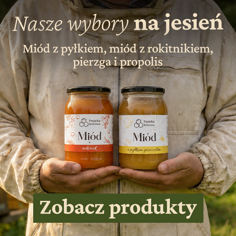 Pszczelarz trzyma słoik miodu z rokitnikiem i miodu z pyłkiem 