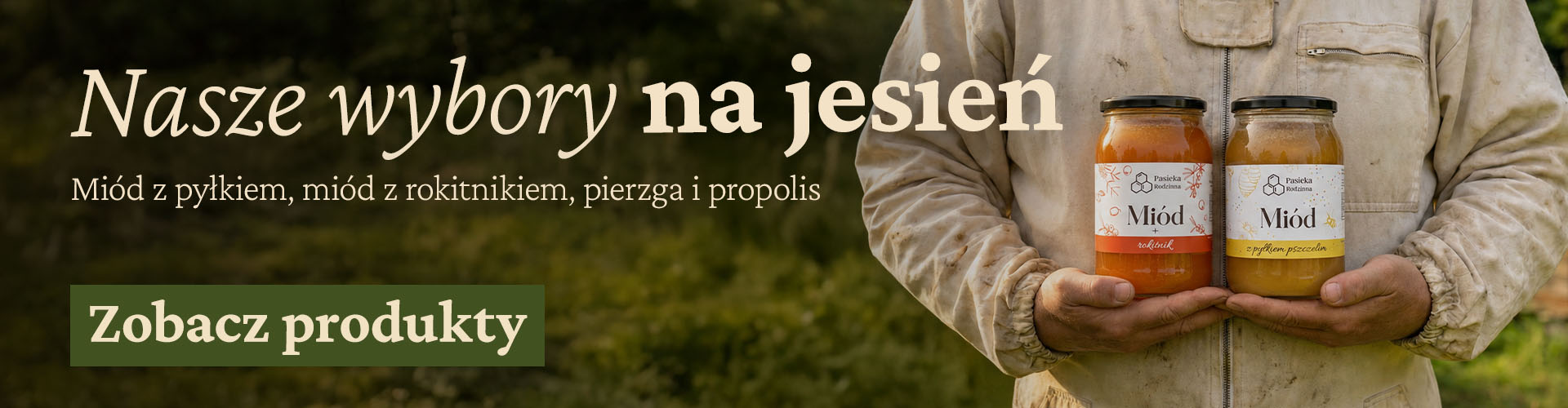 Pszczelarz trzyma słoik miodu z rokitnikiem i miodu z pyłkiem 